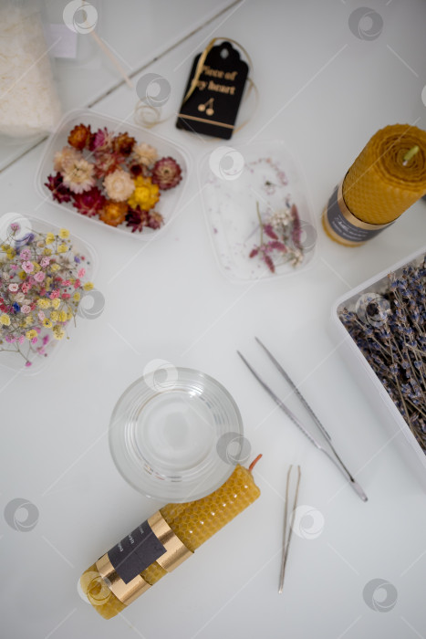 Скачать Творческое хобби в домашних условиях. Набор для изготовления свечи на белом фоне фотосток Ozero