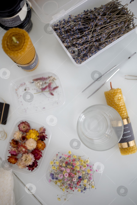 Скачать Творческое хобби в домашних условиях. Набор для изготовления свечи на белом фоне фотосток Ozero