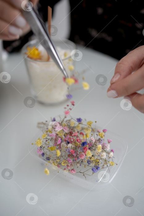 Скачать украшение в виде свечи в банке, изготовление свечей. Свеча, сделанная руками женщины. Плоская форма, вид сверху. Синий фон фотосток Ozero