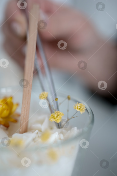 Скачать украшение в виде свечи в банке, изготовление свечей. Свеча, сделанная руками женщины. Плоская форма, вид сверху. Синий фон фотосток Ozero