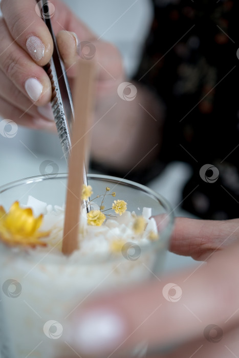 Скачать украшение в виде свечи в банке, изготовление свечей. Свеча, сделанная руками женщины. Плоская форма, вид сверху. Синий фон фотосток Ozero