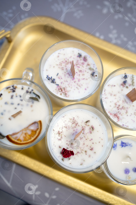 Скачать свечи на золотом подносе. Свечи ручной работы фотосток Ozero