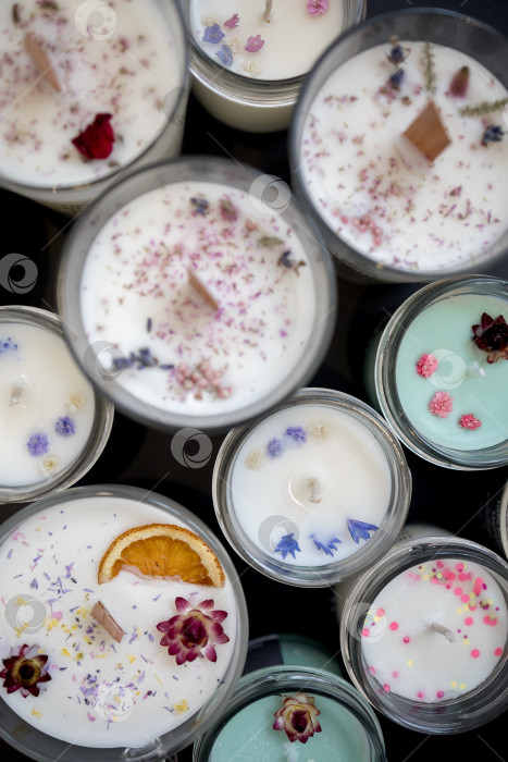 Скачать Процесс изготовления декоративных ароматических свечей с деревянным фитилем для дома. Свечи ручной работы в прозрачных стеклянных подсвечниках. Фото высокого качества фотосток Ozero