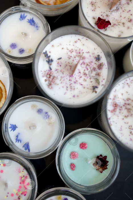 Скачать Набор ароматических свечей из соевого и кокосового воска в стеклянных баночках. Ароматическая свеча. Свечи с натуральными эфирными маслами в янтарной баночке. Продукт для ароматерапии, оздоровления и релаксации в спа-салоне. Сомкнуться фотосток Ozero