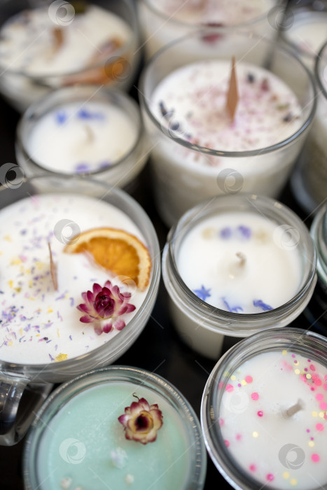 Скачать Набор ароматических свечей из соевого и кокосового воска в стеклянных баночках. Ароматическая свеча. Свечи с натуральными эфирными маслами в янтарной баночке. Продукт для ароматерапии, оздоровления и релаксации в спа-салоне. Сомкнуться фотосток Ozero