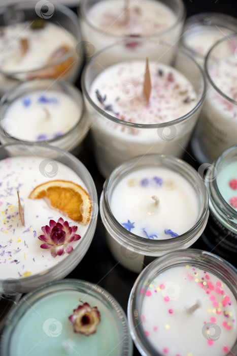 Скачать Набор ароматических свечей из соевого и кокосового воска в стеклянных баночках. Ароматическая свеча. Свечи с натуральными эфирными маслами в янтарной баночке. Продукт для ароматерапии, оздоровления и релаксации в спа-салоне. Сомкнуться фотосток Ozero