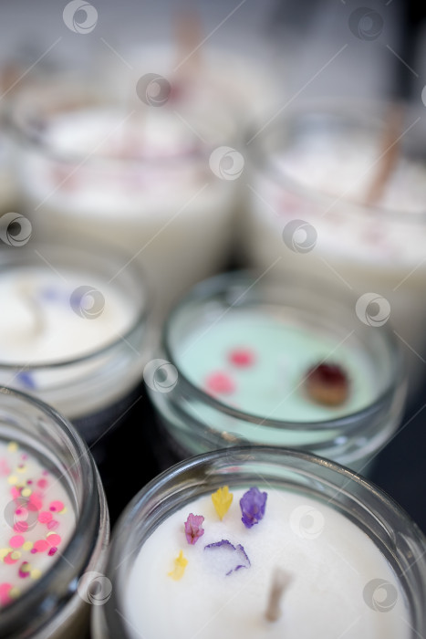 Скачать Набор ароматических свечей из соевого и кокосового воска в стеклянных баночках. Ароматическая свеча. Свечи с натуральными эфирными маслами в янтарной баночке. Продукт для ароматерапии, оздоровления и релаксации в спа-салоне. Сомкнуться фотосток Ozero