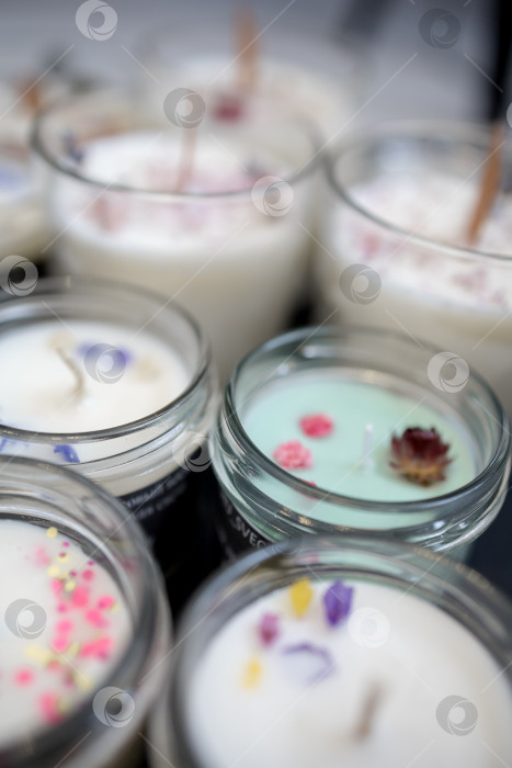 Скачать Набор ароматических свечей из соевого и кокосового воска в стеклянных баночках. Ароматическая свеча. Свечи с натуральными эфирными маслами в янтарной баночке. Продукт для ароматерапии, оздоровления и релаксации в спа-салоне. Сомкнуться фотосток Ozero