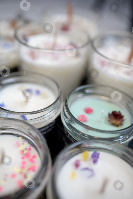 Скачать Набор ароматических свечей из соевого и кокосового воска в стеклянных баночках. Ароматическая свеча. Свечи с натуральными эфирными маслами в янтарной баночке. Продукт для ароматерапии, оздоровления и релаксации в спа-салоне. Сомкнуться фотосток Ozero