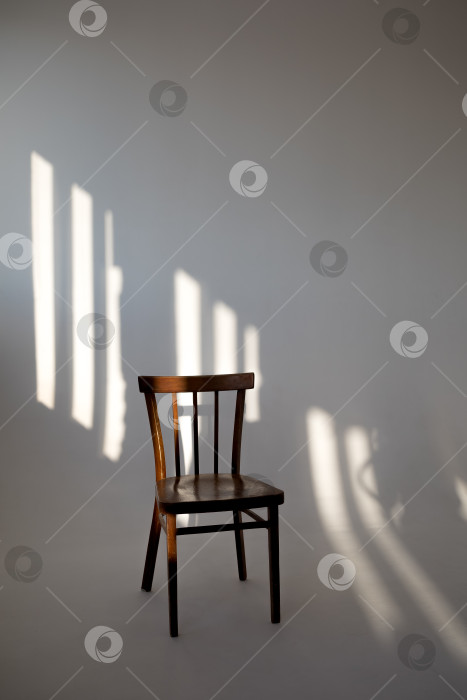 Скачать деревянный стул на белом фоне. свет и тень фотосток Ozero