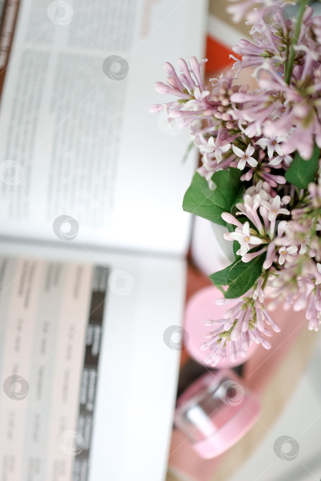 Скачать Букет сирени. На заднем плане - книга. расположение. Место для надписи фотосток Ozero
