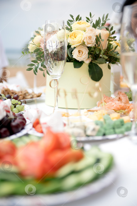 Скачать стол, уставленный едой, с букетом цветов фотосток Ozero