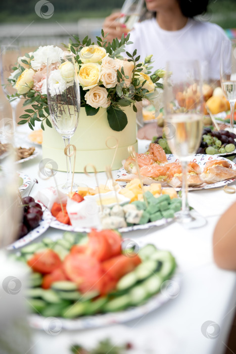 Скачать стол, уставленный едой, с букетом цветов фотосток Ozero
