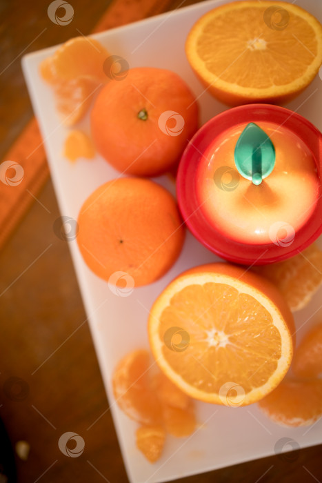 Скачать свежие апельсины на белой тарелке на желтом фоне фотосток Ozero