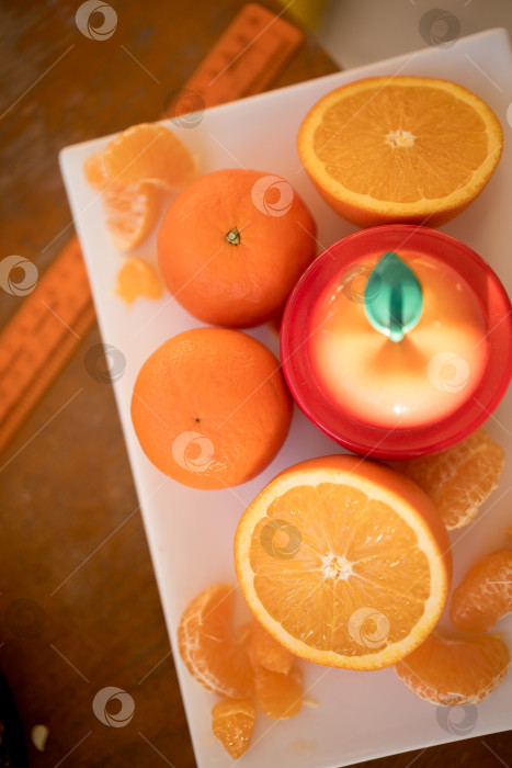 Скачать свежие апельсины на белой тарелке на желтом фоне фотосток Ozero