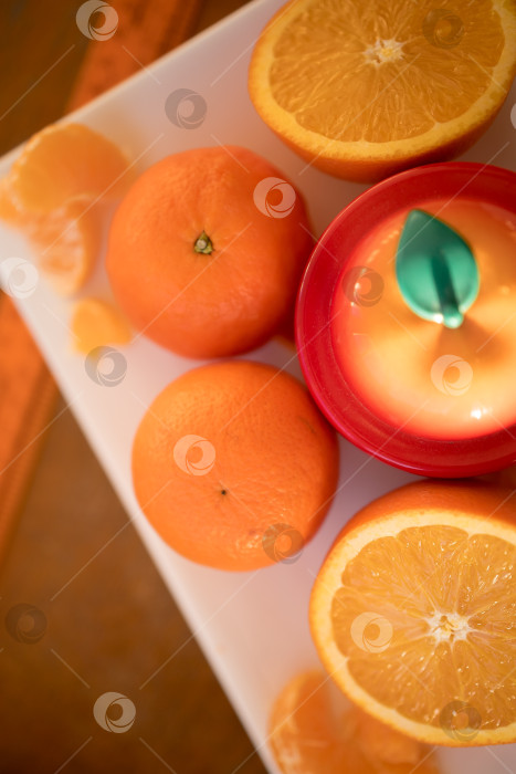 Скачать свежие апельсины на белой тарелке на желтом фоне фотосток Ozero