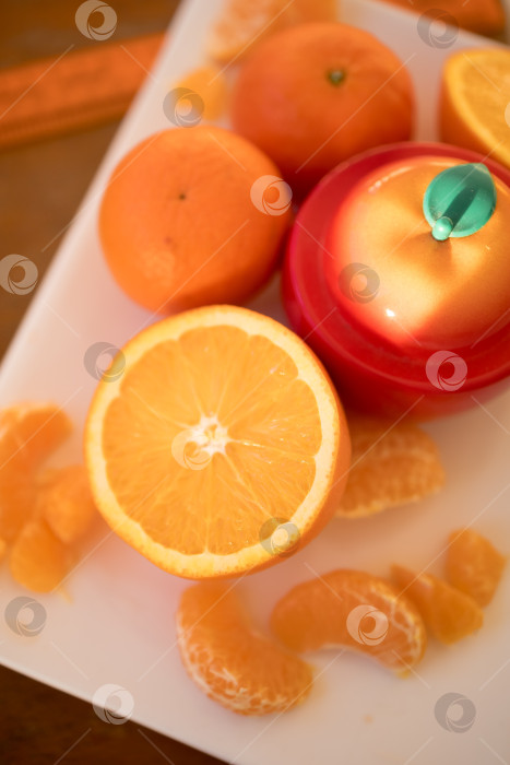 Скачать свежие апельсины на белой тарелке на желтом фоне фотосток Ozero