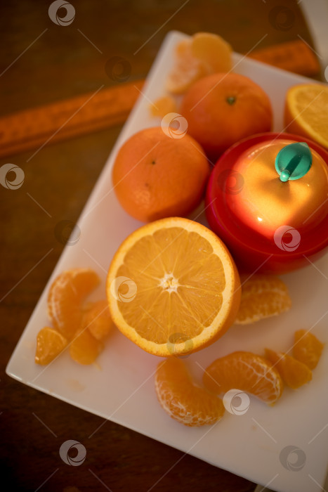 Скачать свежие апельсины на белой тарелке на желтом фоне фотосток Ozero