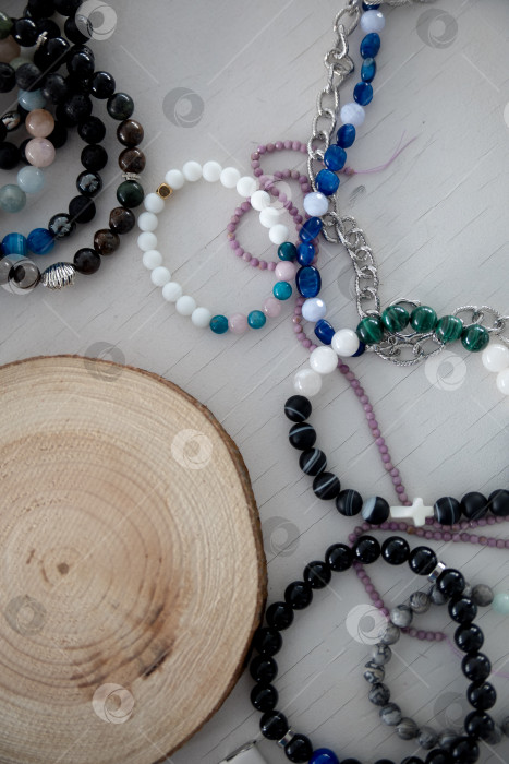 Скачать Концепция богатства и удачи. Браслет с черными счастливыми камнями на белом фоне. фотосток Ozero