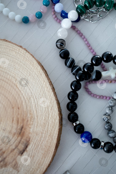 Скачать Концепция богатства и удачи. Браслет с черными счастливыми камнями на белом фоне. фотосток Ozero