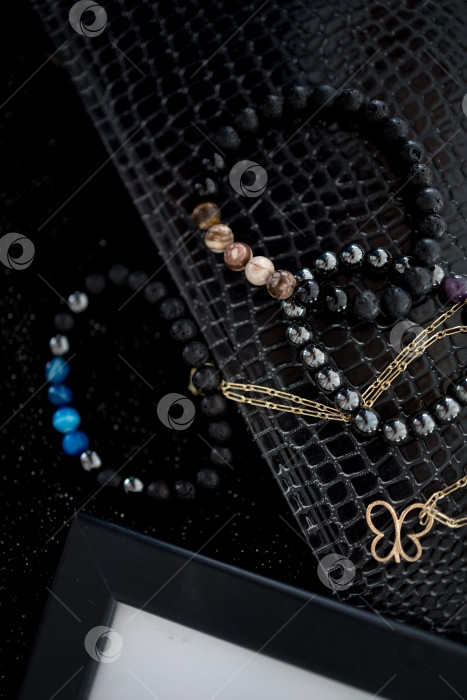 Скачать черно-синие браслеты из натуральных камней на ежедневнике фотосток Ozero