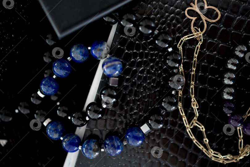Скачать черно-синие браслеты из натуральных камней на ежедневнике фотосток Ozero