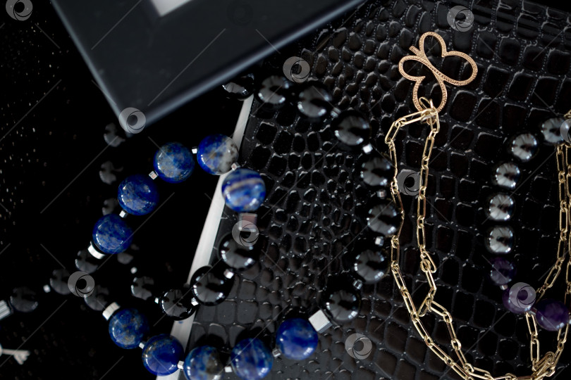 Скачать черно-синие браслеты из натуральных камней на ежедневнике фотосток Ozero