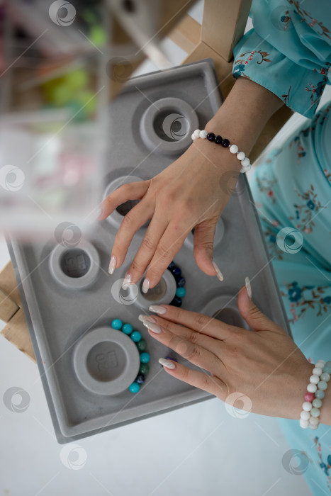 Скачать Изготовление украшений из бисера. Женские посиделки, мастер-класс по созданию браслетов из натуральных драгоценных камней. Мастер-класс выходного дня, ретрит, общение, болтовня, сплетни фотосток Ozero