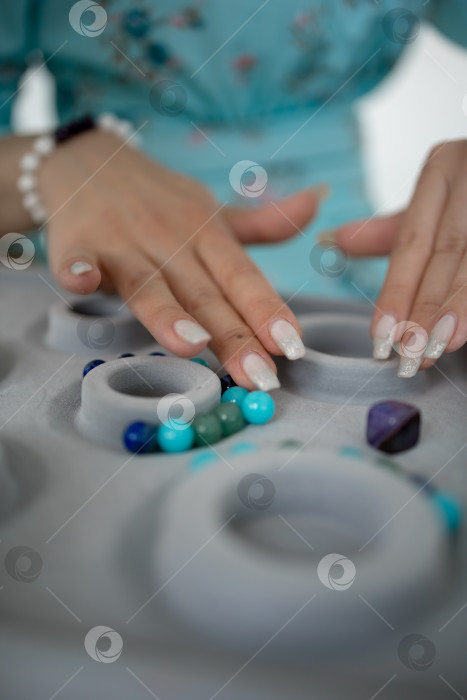 Скачать Изготовление украшений из бисера. Женские посиделки, мастер-класс по созданию браслетов из натуральных драгоценных камней. Мастер-класс выходного дня, ретрит, общение, болтовня, сплетни фотосток Ozero