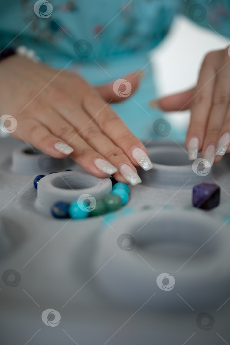 Скачать Изготовление украшений из бисера. Женские посиделки, мастер-класс по созданию браслетов из натуральных драгоценных камней. Мастер-класс выходного дня, ретрит, общение, болтовня, сплетни фотосток Ozero