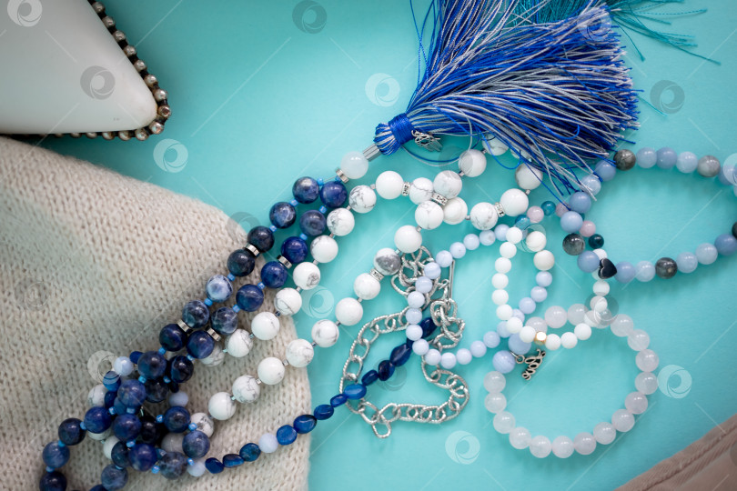 Скачать четки и браслеты из натуральных белых и голубых камней фотосток Ozero