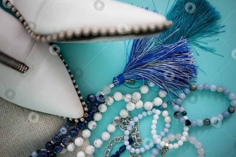 Скачать четки и браслеты из натуральных белых и голубых камней фотосток Ozero