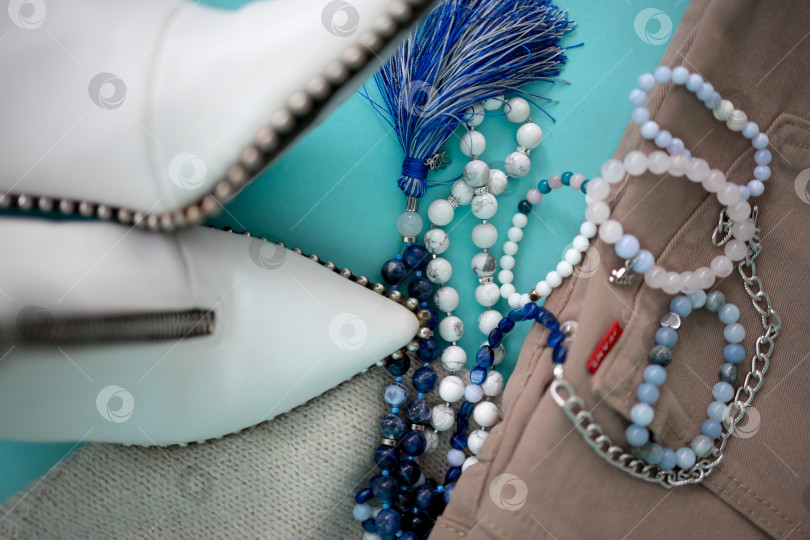 Скачать четки и браслеты из натуральных белых и голубых камней фотосток Ozero