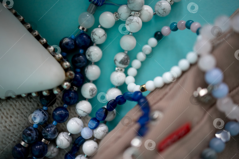 Скачать четки и браслеты из натуральных белых и голубых камней фотосток Ozero