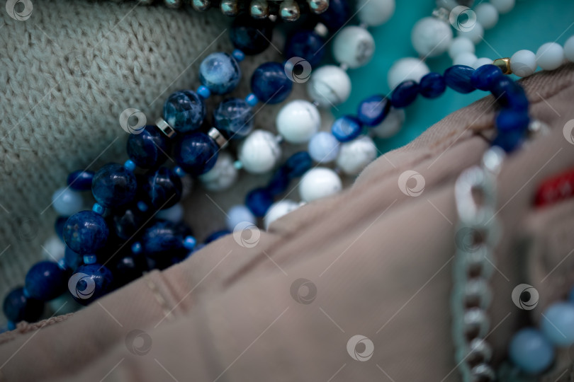 Скачать четки и браслеты из натуральных белых и голубых камней. закрыть фотосток Ozero