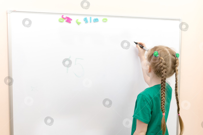Скачать Изображение белой доски с изображением девочки с начальным образованием, математикой и концепцией обучения. фотосток Ozero