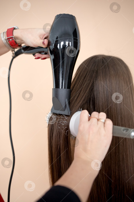 Скачать Высушите волосы феном с помощью расчески фотосток Ozero