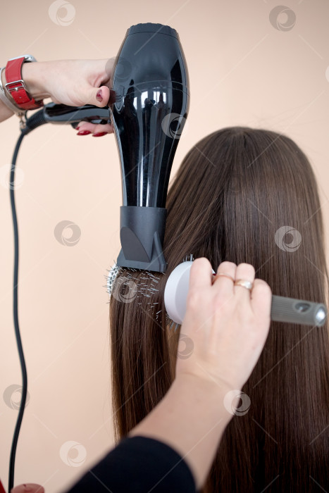 Скачать Высушите волосы феном с помощью расчески фотосток Ozero
