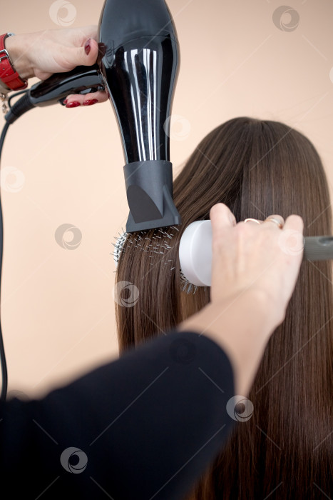 Скачать Высушите волосы феном с помощью расчески фотосток Ozero