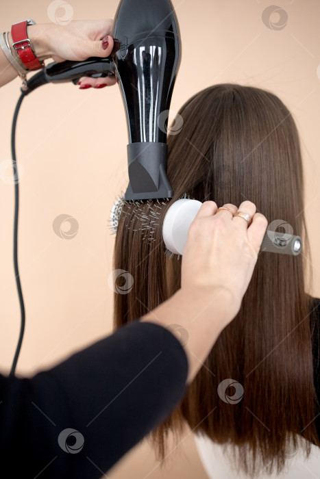 Скачать Высушите волосы феном с помощью расчески фотосток Ozero