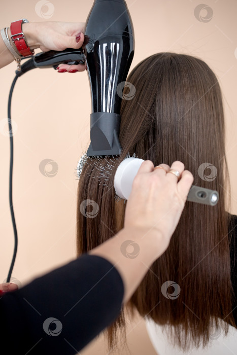 Скачать Высушите волосы феном с помощью расчески фотосток Ozero