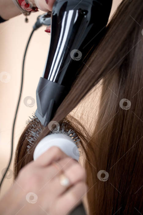 Скачать Высушите волосы феном с помощью расчески фотосток Ozero