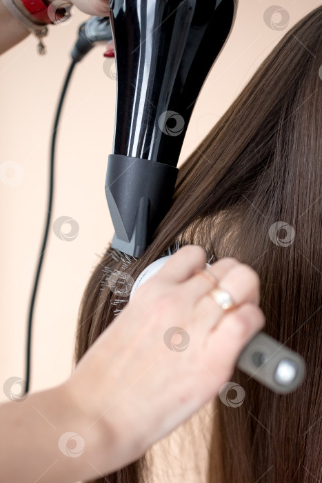 Скачать Высушите волосы феном с помощью расчески фотосток Ozero