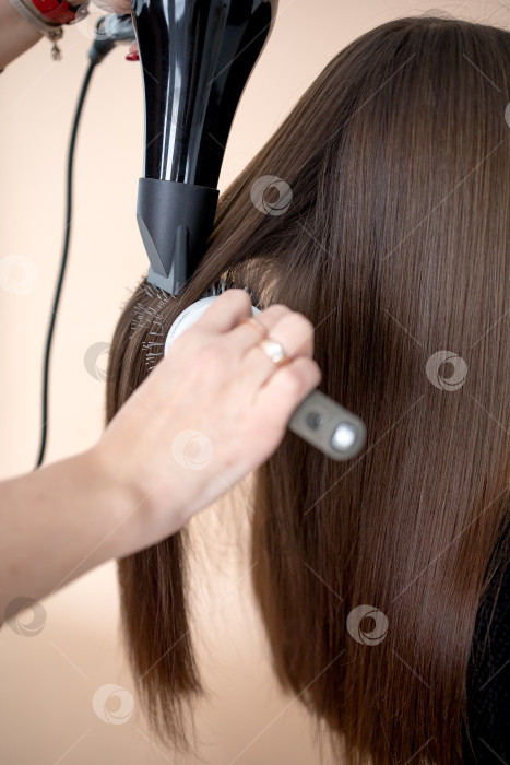 Скачать Высушите волосы феном с помощью расчески фотосток Ozero