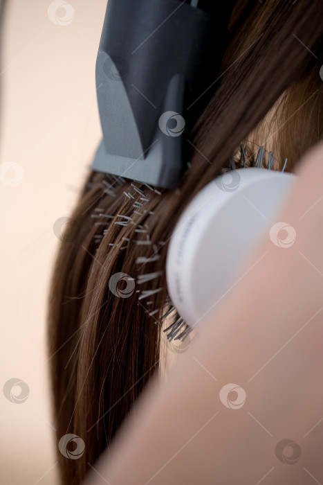 Скачать Высушите волосы феном с помощью расчески фотосток Ozero