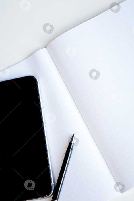 Скачать Телефонная ручка на открытом ежедневнике фотосток Ozero