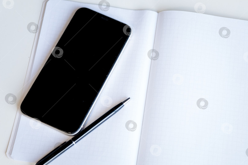 Скачать Телефонная ручка на открытом ежедневнике фотосток Ozero