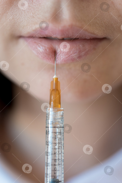 Скачать Женщина в нижнем белье оранжевого цвета на светло-сером фоне, крупным планом. Проблема с целлюлитом фотосток Ozero