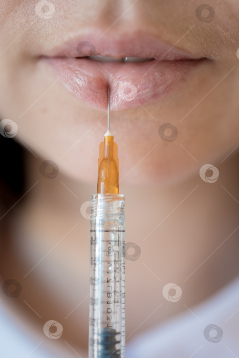 Скачать Женщина в нижнем белье оранжевого цвета на светло-сером фоне, крупным планом. Проблема с целлюлитом фотосток Ozero