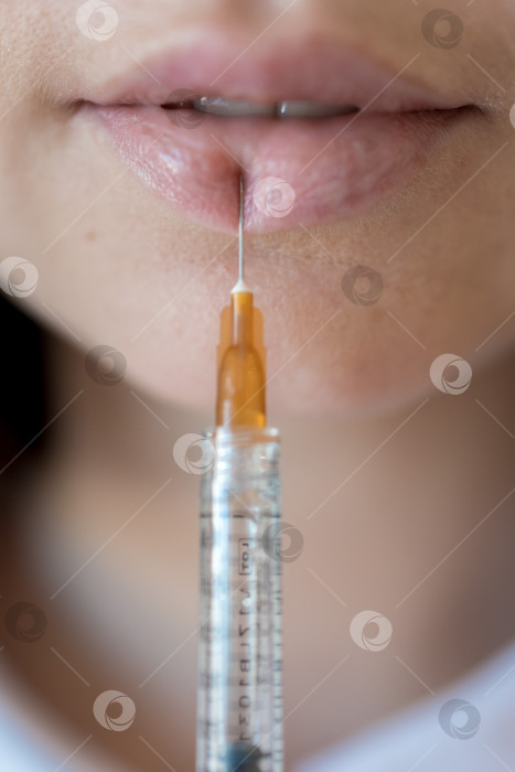 Скачать Женщина в нижнем белье оранжевого цвета на светло-сером фоне, крупным планом. Проблема с целлюлитом фотосток Ozero